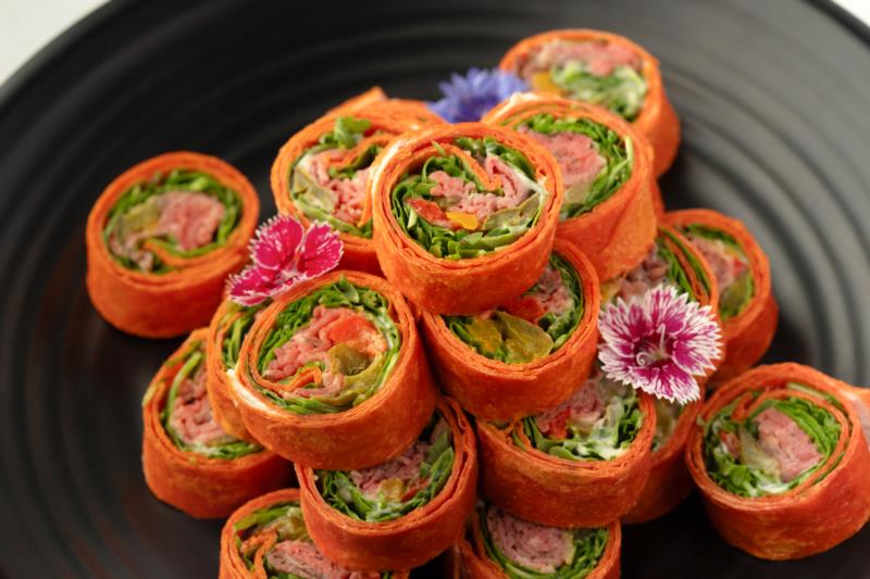 24 Mini Roulés de Bœuf : Poivron marocaine, raifort, et roquette. 