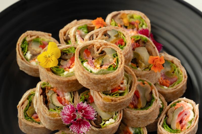 24 Mini Roulés Vegan : Légumes croquants, poivron rouge, carottes et portobello grillé