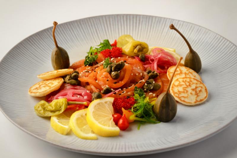 Ardoise de gravlax de saumon de l’atlantique du Québec