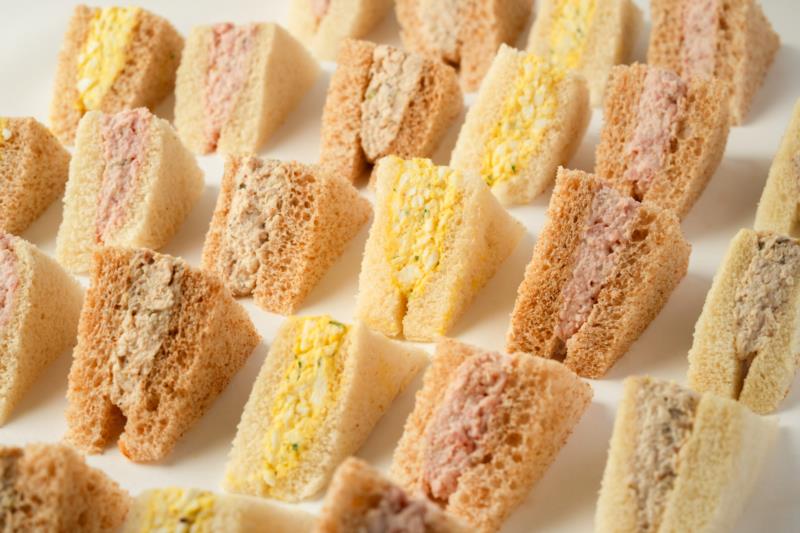 Master classique aux oeufs, jambon et poulet sur pain blanc et brun (180 Pointes)