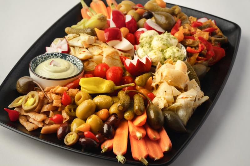 Plateau d'antipasti et olives marinées avec pain, gressins 