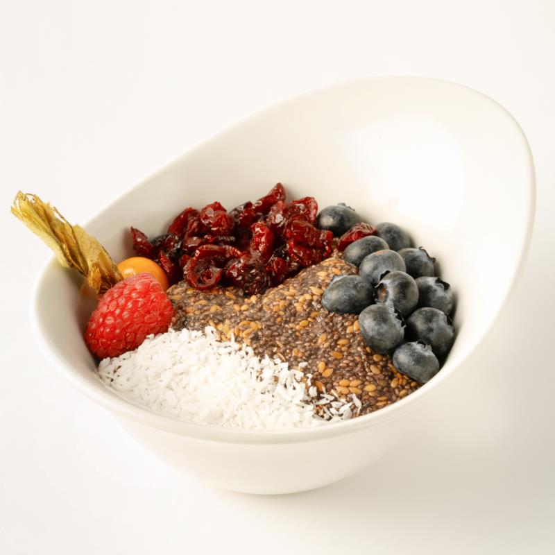 Pudding de chia et açaï, noix de coco, canneberge séchée, bleuet