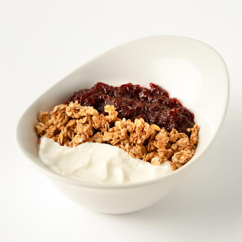 Yogourt nature, confiture d’airelle, granola, flocon d’érable