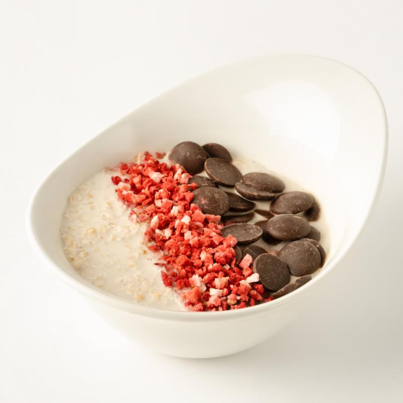 Bol d’avoine crémeux, fraise séché, mélilot, granola, pastille de chocolat Guayaquil
